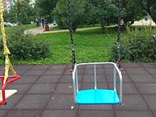 Во дворе на улице Митинская привели в порядок качели