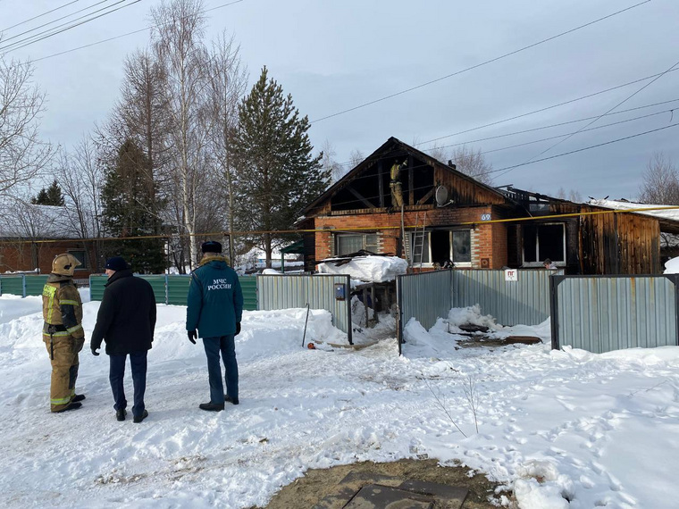 В ХМАО семья с детьми и пенсионерка остались без крова из-за пожара