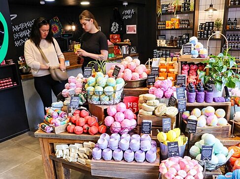 РБК: в России запустят новую косметическую сеть Oomph на месте Lush