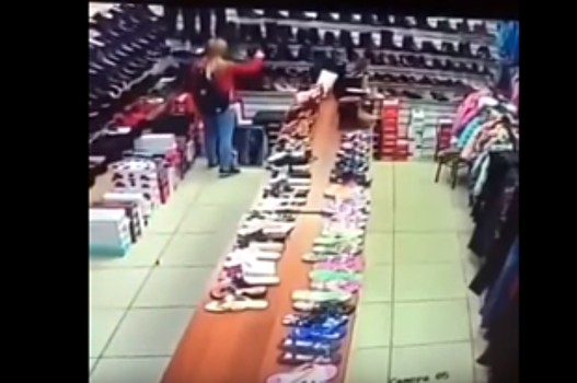 На видео попала кража в обувном магазине в Ставрополе