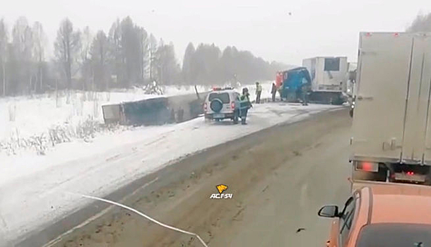 Водитель фуры погиб на месте столкновения с длинномером на кузбасской трассе