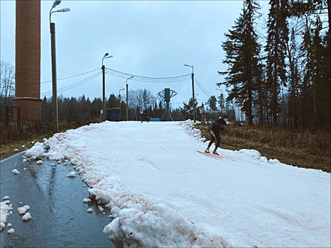 На ижевском спорткомплексе имени Кулаковой открыли снежную трассу