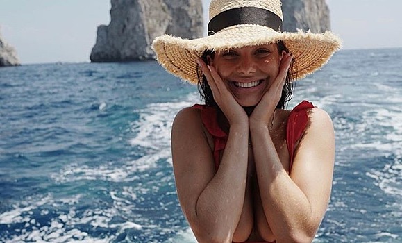 Бюст подружки Ди Каприо не поместился в бикини