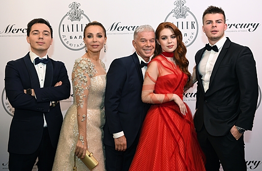 Выход в свет: самые яркие образы дебютанток Бала Tatler 2021