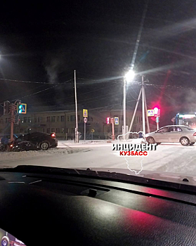 Автомобиль слетел с дороги в кузбасском поселке
