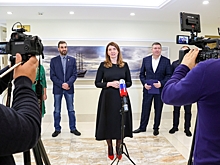 В Совете Федерации открыта выставка индустриальных пейзажей, написанных Еленой и Андреем Вилковыми