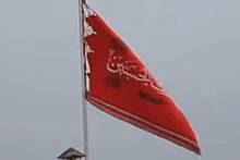 Над мечетью в Иране вновь подняли красный флаг мести. В прошлый раз это едва не закончилось войной с США