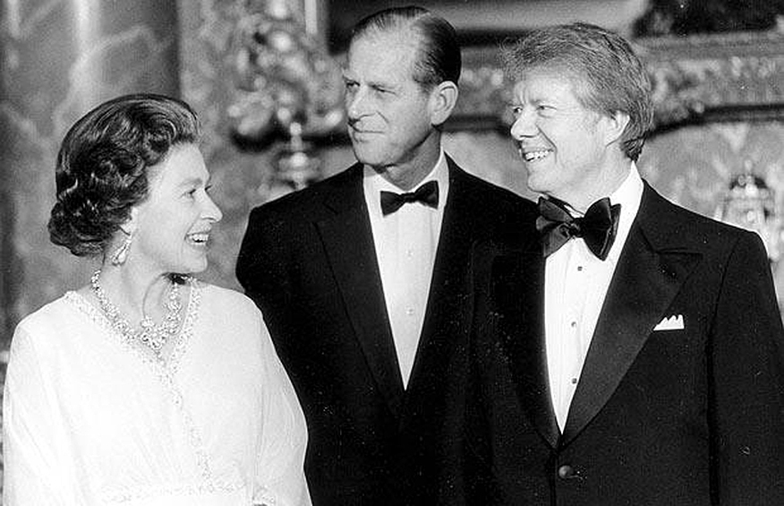 Королева Елизавета II, ее супруг принц Филипп и президент США Джимми Картер в Букингемском дворце 1 мая 1977 года
