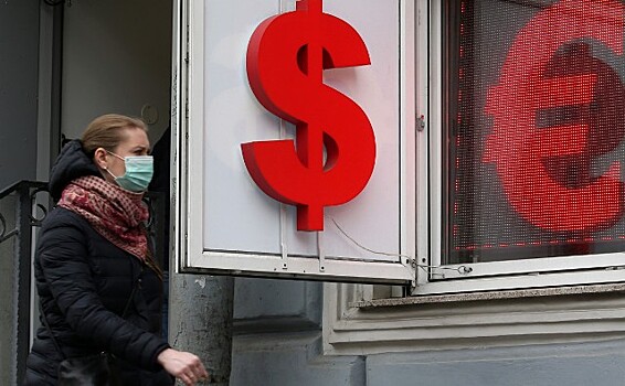 Падение рубля: россиянам советуют вложить деньги