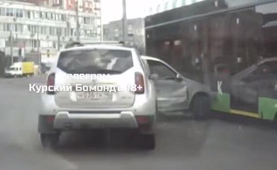 В Курске на Московской площади автомобиль протаранил трамвай