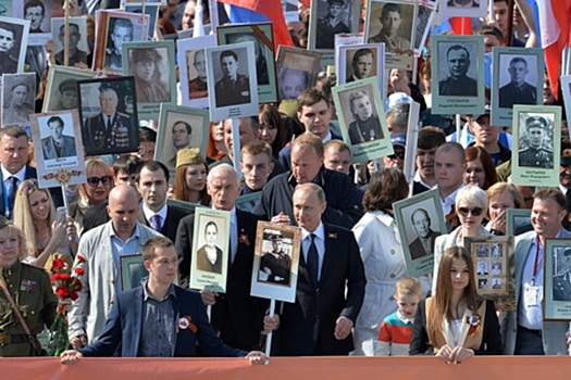 Владимир Путин возглавил шествие «Бессмертного полка»