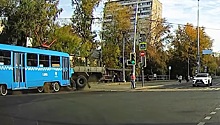 Момент столкновения трамвая и грузовика в Москве попал на видео