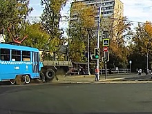 Момент столкновения трамвая и грузовика в Москве попал на видео