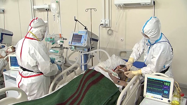 Обогнать «омикрон»: как в России поменяли подход к борьбе с коронавирусом