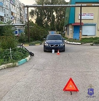 В Самаре 24-летний водитель иномарки во дворе сбил двух детей на электросамокате