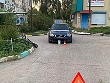 В Самаре 24-летний водитель иномарки во дворе сбил двух детей на электросамокате