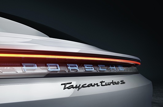 Посмотрите, как Porsche Taycan и Tesla Model S разгоняются до 250 километров в час