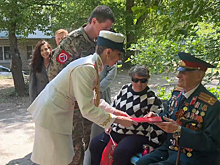 В Луганске артисты ансамбля песни и пляски ЦВО поздравили ветеранов Великой Отечественной войны с Днем Победы