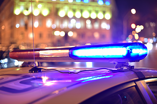 Полицейские приняли у россиянки роды в машине и вручили подарок для малыша