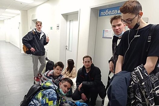 Группу школьников из Сибири не пустили на борт в Пулково