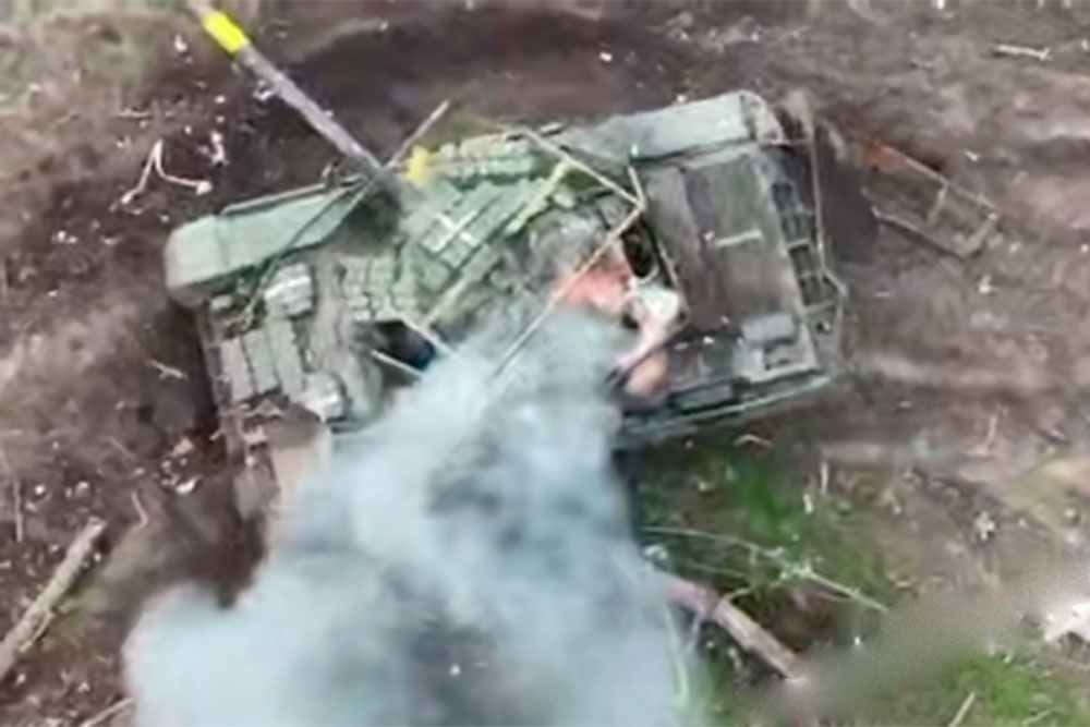 Российские операторы дронов зажигалками разбомбили чешский танк Т-72ЕА