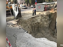 В центре Волгограда у котлован новостройки «съел» соседний участок с постройками
