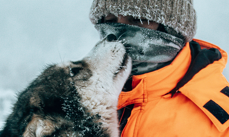Женщина на прогулке с собакой в Якутске в 50-градусный мороз, 2021 год
