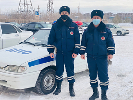 В Свердловской области инспекторы ДПС помогли жильцам дома, в котором произошел пожар 