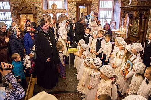Учащиеся воскресной школы исполнили песни и стихи в честь православного праздника