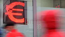 Курс евро опустился ниже 100 рублей