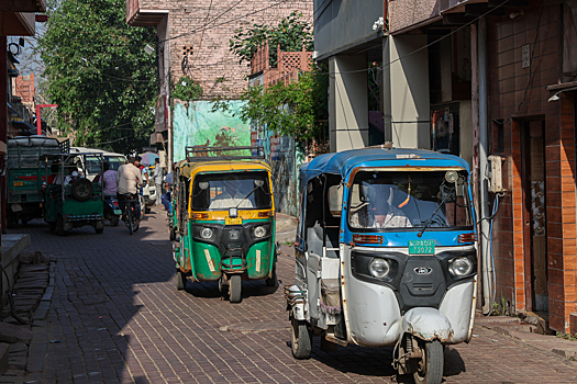 Курьеры спасли таксистку от пассажира, который хотел ее изнасиловать