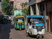 Курьеры спасли таксистку от пассажира, который хотел ее изнасиловать