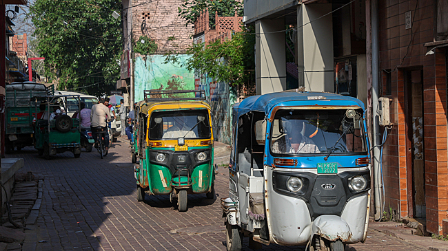 Курьеры спасли таксистку от пассажира, который хотел ее изнасиловать