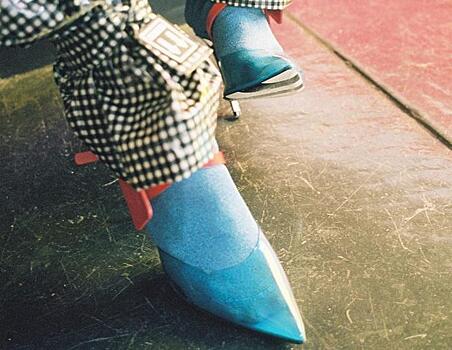 Пряжки и необычный каблук: какая обувь будет в моде грядущей весной
