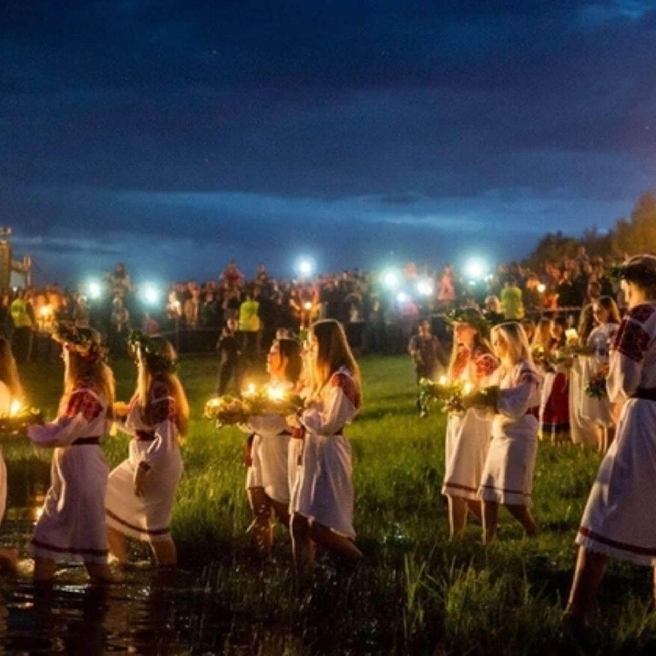 Купала тг. Ивана купала языческий праздник. Купальская ночь. Ивана купала купальский костер. С праздником ивана купала.