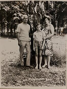 Евгений Цыганов почтил память матери и отца: «Я со своими родителями»