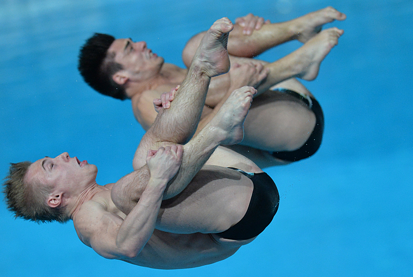 Джек Лаугер и Крис Мирс (Великобритания) в соревнованиях по синхронным прыжкам в воду с трамплина 3 м среди мужчин
