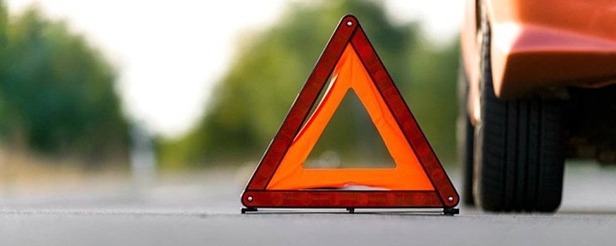 В Нижнем Тагиле на автомойке девушка сбила пешехода и помяла чужую машину
