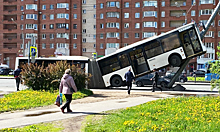 Автобус с пассажирами наехал на столб в Петербурге