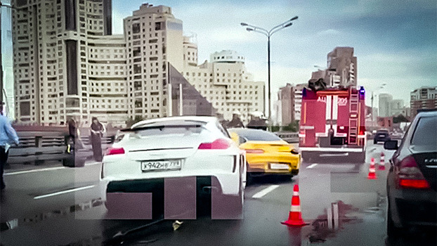 Авария суперкаров в Москве попала на видео