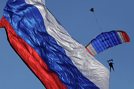 Самый большой в мире флаг РФ развернули над Подмосковьем