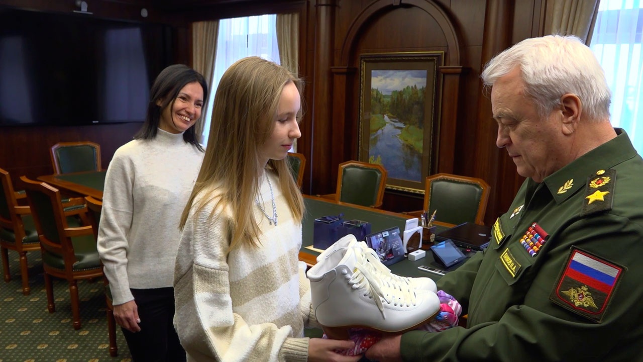 Панков подарил коньки девочке из Санкт-Петербурга в рамках акции «Елка желаний»