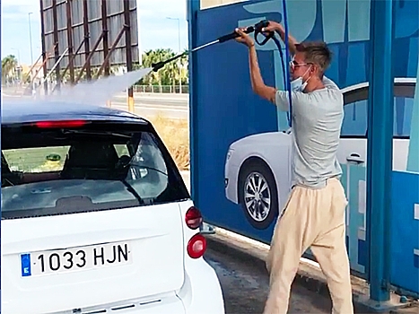 Сбежавший в Испанию актер Алексей Панин готовится стать мойщиком машин. Фото