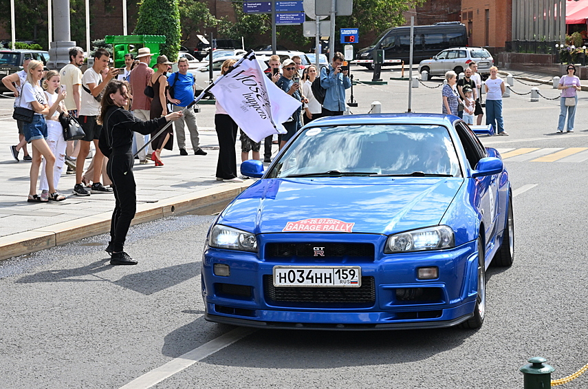 JDM-легенда: Nissan Skyline GT-R в кузове R34. Трудно поверить, что шедевру японской инженерии девяностых годов — уже больше четверти века, и он уже янгтаймер! Шестицилиндровый турбомотор RB26DETT приводит все колёса через изощрённую трансмиссию ATTESA E-TS Pro. Этот конкретный экземпляр изготовлен в 2000 году.