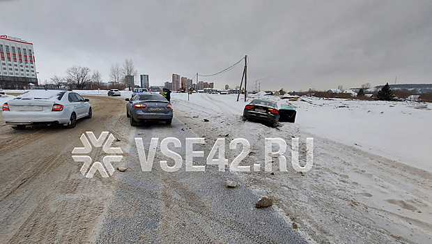 Иномарка вылетела с дороги после ДТП на оживленном проспекте в Кемерове