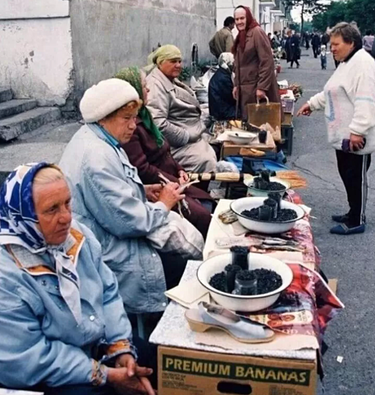 Сахалинская область, г. Поронайск, 1998 год. Стихийные рынки возникали чуть ли не на каждом углу.