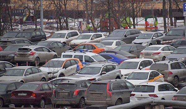 Шины более 50 машин повредились из-за саморезов на трассе под Москвой