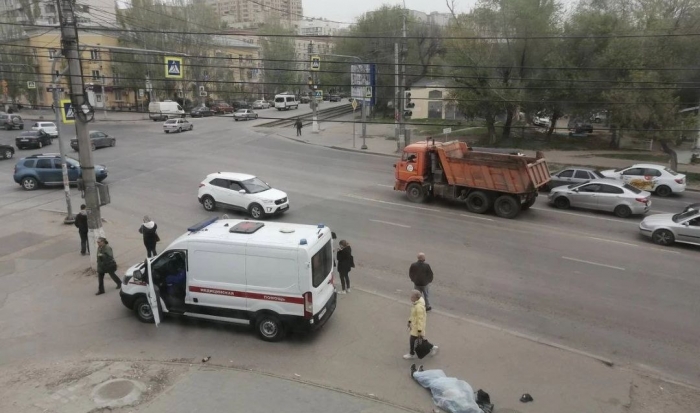 В центре Волгограда возле автобусной остановки нашли труп мужчины