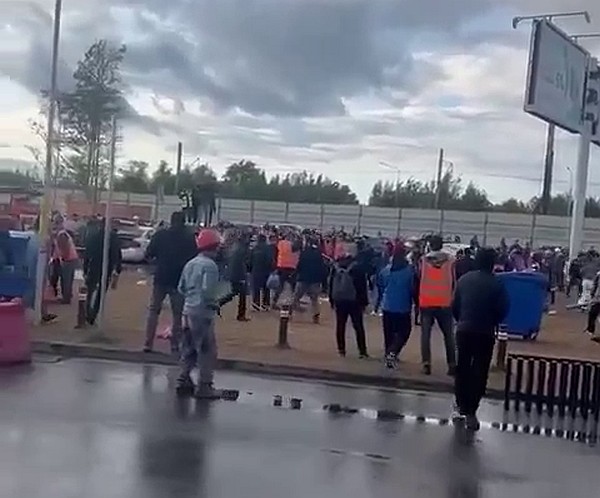 Появилось видео массовой драки рабочих в Петербурге
