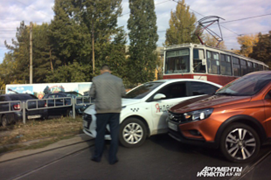 ДТП в районе СХИ парализовало движение трамваев №11 в Саратове